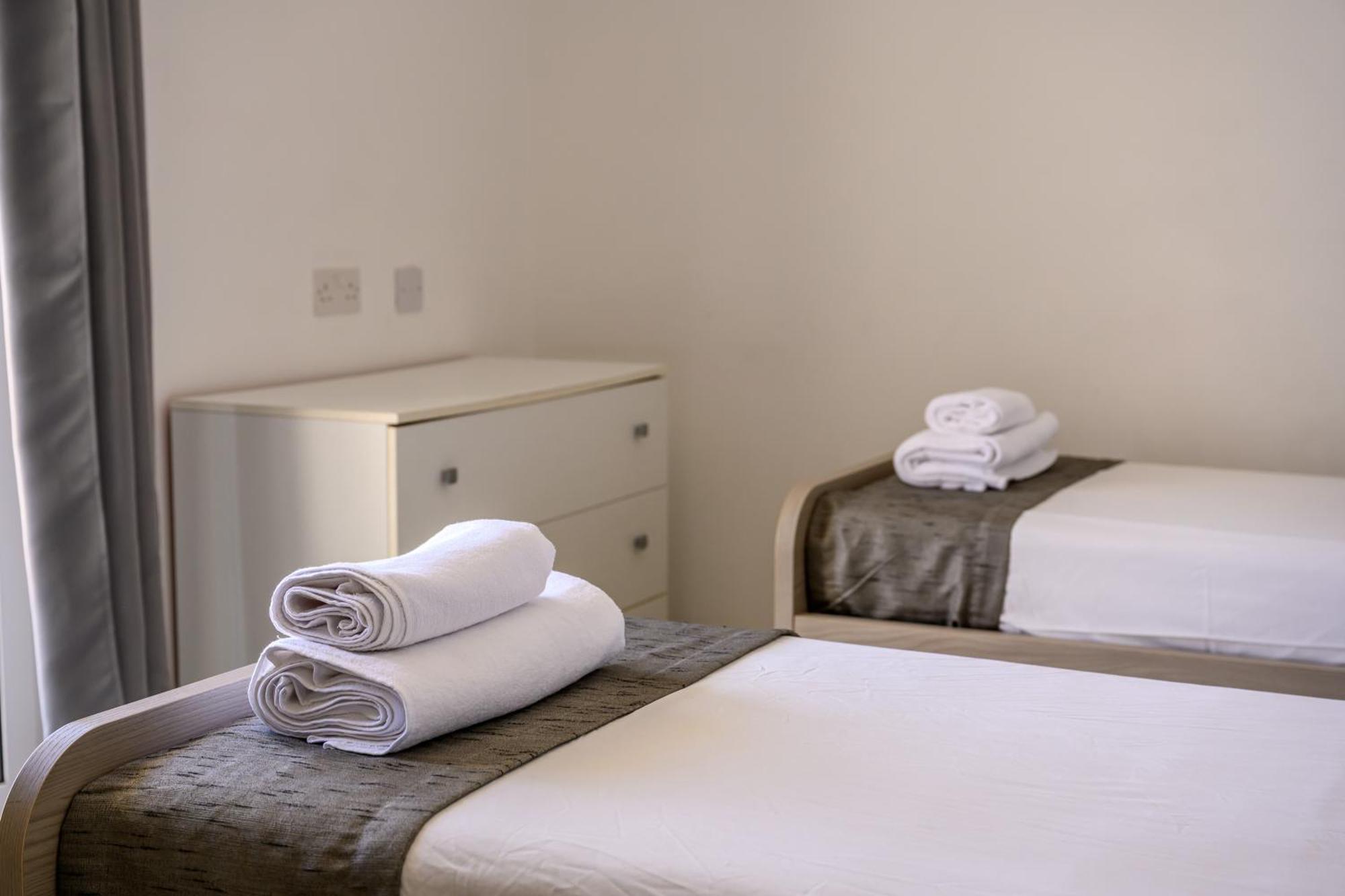 F11 Room 3, Private Room Two Single Beds Shared Bathroom In Shared Flat Msida Exterior photo